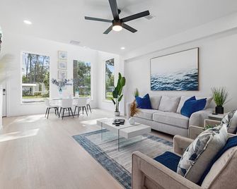 Luxury Modern Comfort in Historic St Augustine - St. Augustine - Living room
