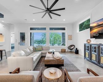White Whale Concierge Services - Burnet - Wohnzimmer