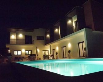 Casa Ceedina Bed And Breakfast & Beauty - Batalha - Piscine