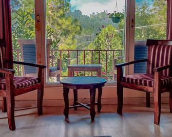 Majkhali Woods, Ranikhet, By Himalayan Eco Lodges - Rānikhet - Balcony
