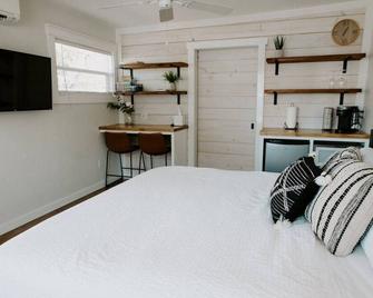 Downtown Studio 3 at Beer Ranch Project Inn - Wimberley - Schlafzimmer