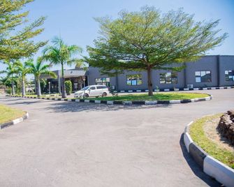 Mika Convention Center Meanwood - Lusaka - Außenansicht