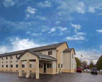 Super 8 by Wyndham Rockford - Rockford - Building