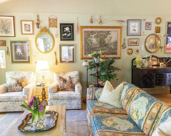 Cozy Garden House at Spain Ranch. Peaceful backyard & patio overlooks pond - Jenks - Living room