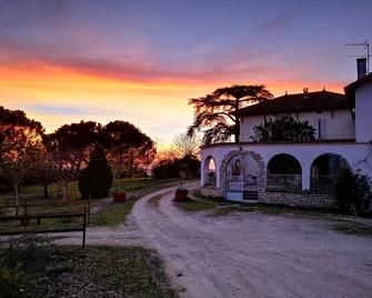 Lots of charm for this house 3 ears, brand new, with its unparalleled panoramic view - Courrensan - Vista del exterior