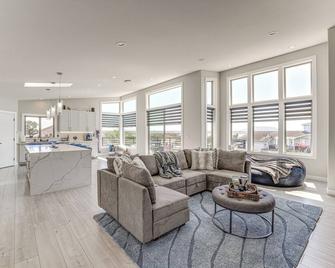 Sleek Ferndale Home w/ Ocean & Mountain Views! - Ferndale - Living room