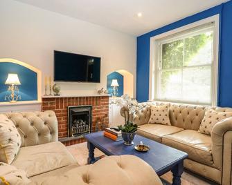 1 Foresters Rest - Alton - Living room
