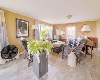 Lakefront Mayville Cottage w/ Dock & Grill! - Mayville - Living room