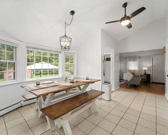 Peaceful Oasis minutes to T.F. Green International Airport, Main Street & more - East Greenwich - Dining room