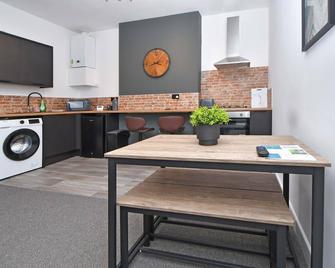 Stay @ The Old Bank Apartments, Burton on Trent - Burton upon Trent - Kitchen