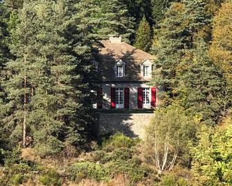 Come and relax in the peace and quiet of the countryside, overlooking the lake. - Mende - Extérieur