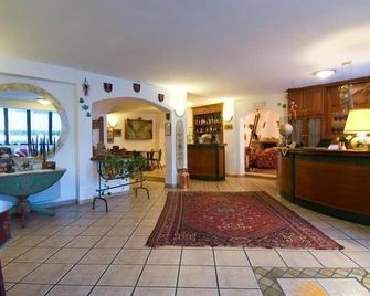 LH Albergo il Paradiso - פסקאסרולי - דלפק קבלה