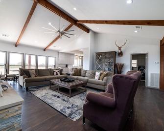 Private Lodge on Exotic Ranch in Lampasas - Lampasas - Living room