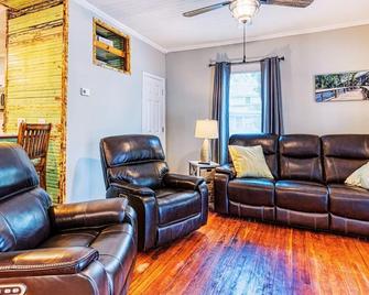 Rivers Edge- Close To Usc, Ft Jackson & Riverwalk, Comfy King - West Columbia - Living room