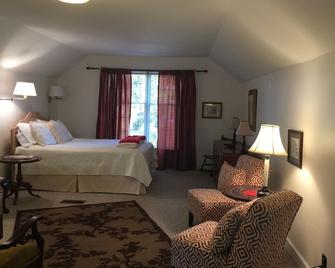 Yadkin Valley has the same viticulture stamp as NAPA. Canoes and Kayaks!! - Elkin - Bedroom