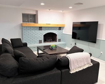 Quiet 3BR home in East Marion. Private beach access 3 min walk away. - East Marion - Living room