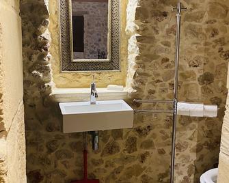 SPACIOUS, beautiful villa, large garden and pool, home from home - Kerċem - Baño