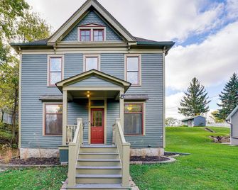 Near Colleges: Pet-Friendly Duplex in Northfield! - Northfield - Gebouw