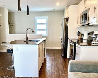 Modern & Luxurious Private Suite in Regina - Regina - Cocina
