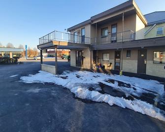 Dubois Manor Motel By OYO - DuBois - Building
