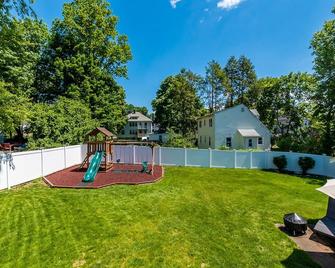 The Cozy Colonial - 4 BDRM that's close to train and only 35 min from City! - Norwood
