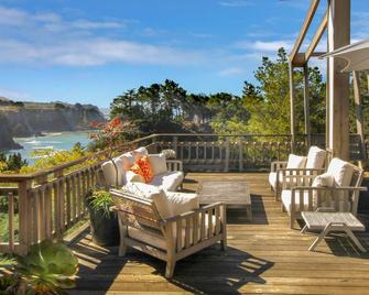 Stylish Oceanfront Home with Stunning Bluff Views, Deck & Veranda - Near Beaches - Elk - Balcón