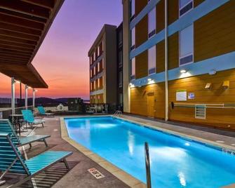 Oasis of Relaxation: Full Kitchen, Pool, Pet-friendly, Free Breakfast & Parking! - Hot Springs - Bazén