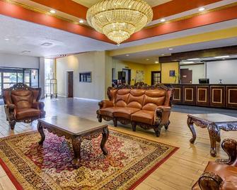 Days Inn & Suites by Wyndham Lebanon PA - Lebanon - Lobby