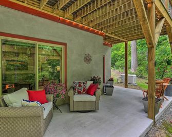 7 Mi to Dtwn Asheville: Apartment w/ Patio - Asheville - Innenhof