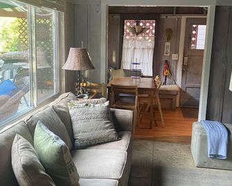 Russian Riverside Cottage in Healdsburg - Healdsburg - Living room