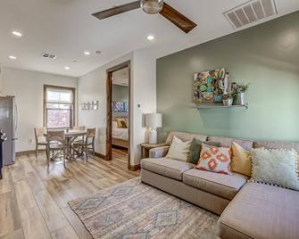 Charming cottage for 2 | Resort Pool | Minigolf | CC - Washington - Living room