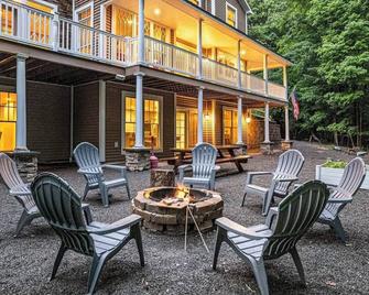 Private Boat Slip + Lakefront + Hot Tub +skee Ball - Lakeville - Patio