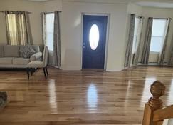 Large 4 bedroom house in silver lake - Providence - Living room
