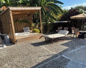 5-minute drive to the grace bay area for shopping, beach and restaurants - Providenciales - Patio