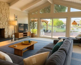 Waterfront Haven: Fireplace, Kayaks & Bay Views - San Rafael - Living room