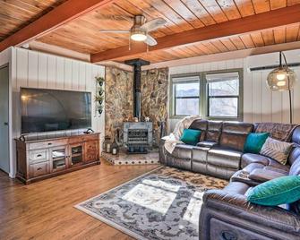 Close to Hiking and Dtwn Mtn-View Prescott Home! - Prescott - Sala de estar