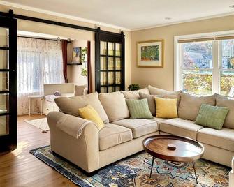Colonial Retreat - Private Hot Tub, Fenced Yard, Cozy Amenities - Stratford - Living room