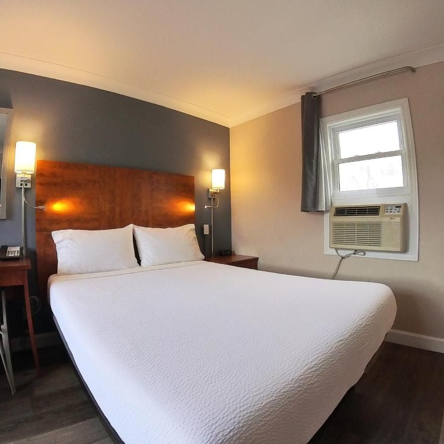 Moonlight Inn and Suites Sudbury - Sudbury - Bedroom