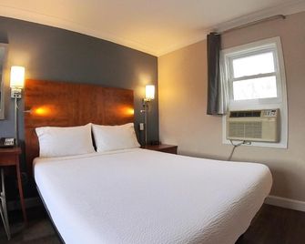 Moonlight Inn and Suites Sudbury - Sudbury - Bedroom