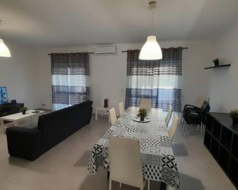 4 bedroom villa Altura, near the beach. It has an excellent backyard - Monte Gordo - Essbereich