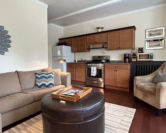 Comfort And Charm - Stay In St. Paul's Favorite Rental In Historic Summit Hill! - Saint Paul - Living room