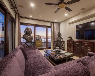 Swimmable Beachfront Penthouse w/ Pool, Hot Tub, Gym, Walk to Town & Sea Views - La Paz - Σαλόνι