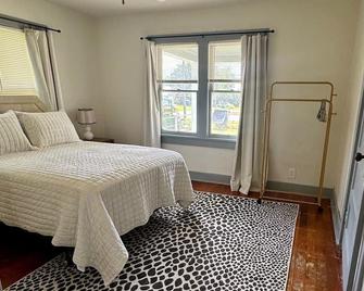The Historic Hideaway - Charming home on iconic Rout 66 in Chandler, OK - Chandler - Bedroom