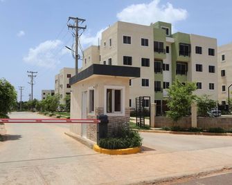 10 minutes from the beach and the airport, family-sized condo - Pantoja - Edificio