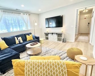 River View, walk to town, stylish, Spacious - Saint Charles - Huiskamer