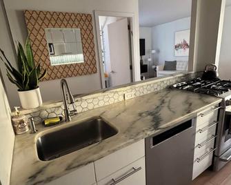 Modern Upper East Side Condo: Doorman, Valet, Private Security in Building - Nova Iorque - Cozinha