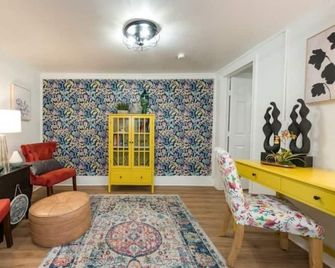 The Funky Flat-steps from Denton's nightlife! - Denton - Living room