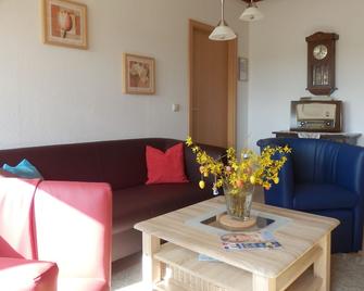 80 sqm apartment on the upper floor of our family home near Plön in the Holstein Switzerland Nature Park - Plön - Wohnzimmer