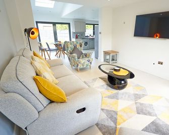 Home from home - 4 Double Bed House with Parking - Slough - Stue