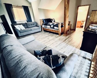 110 Charming Ski-In/Out, 3 Bed 3 Bath, Sleeps 12, central A/C & private hot tub - Kimberley - Sala de estar